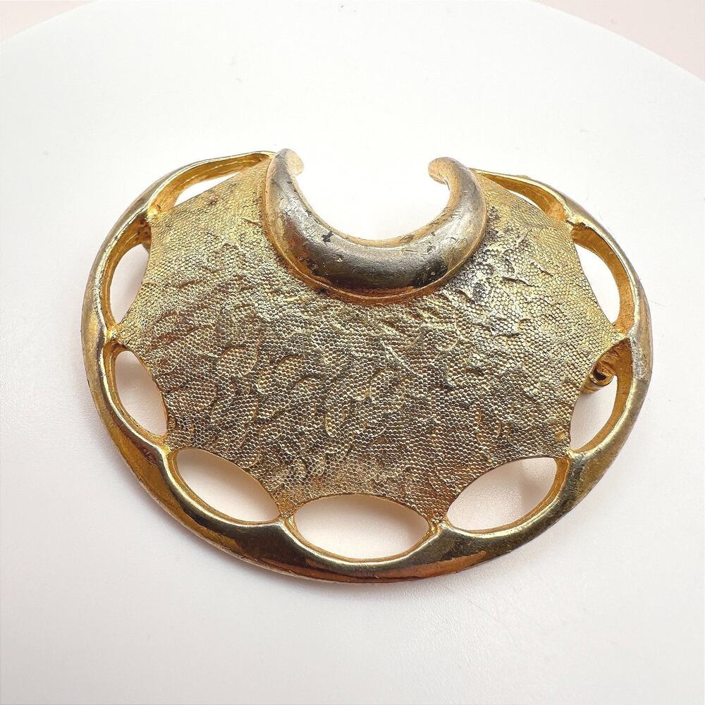 Vintage Y2K Gold Tone Textured Crescent Brooch Pin Women's Classic Jewelry